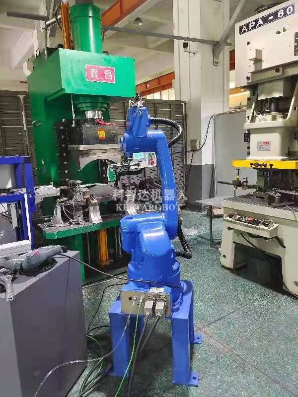 豪橫老板上六軸沖壓機器人代替工人(圖1) 豪橫老板上六軸沖壓機器人代替工人(圖1)