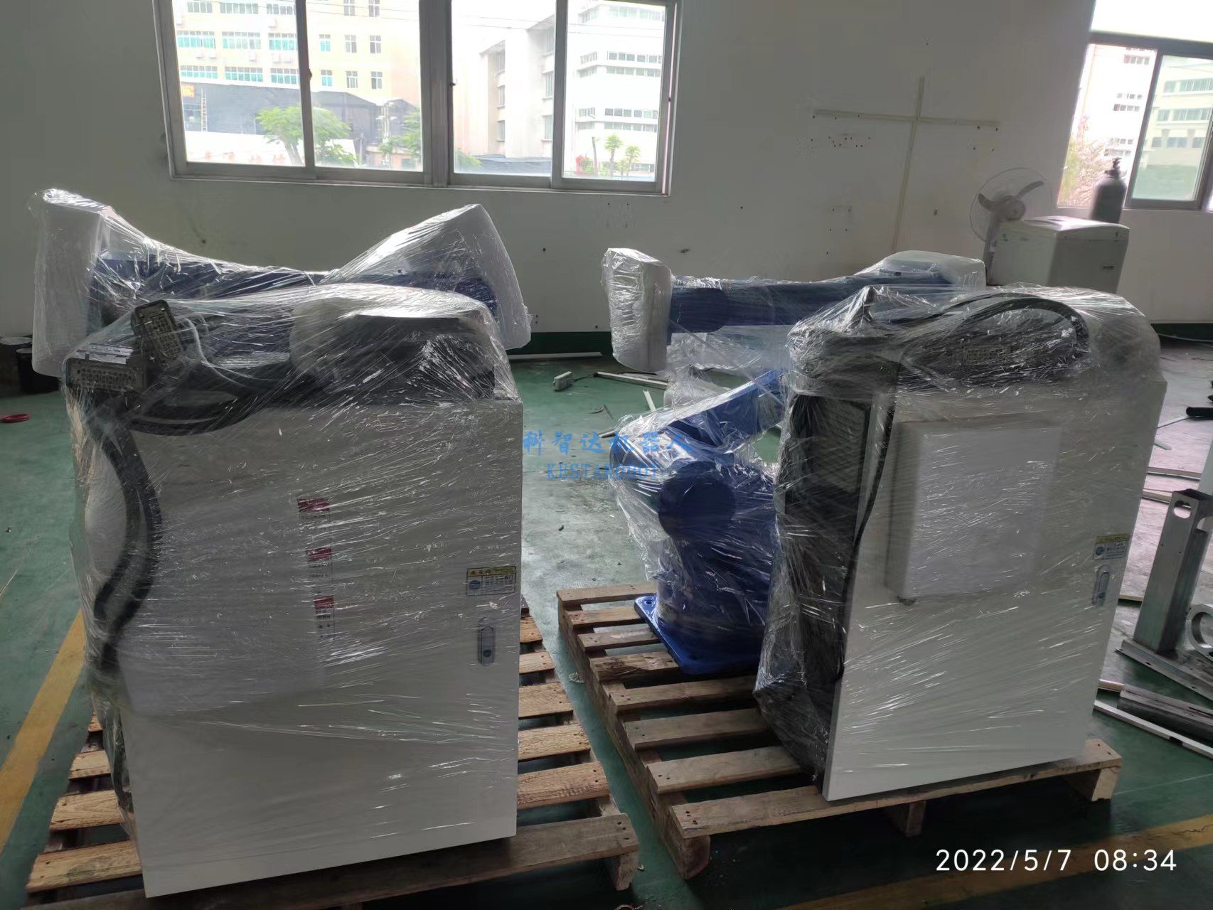 三臺噴涂機(jī)器人出貨福建(圖3)